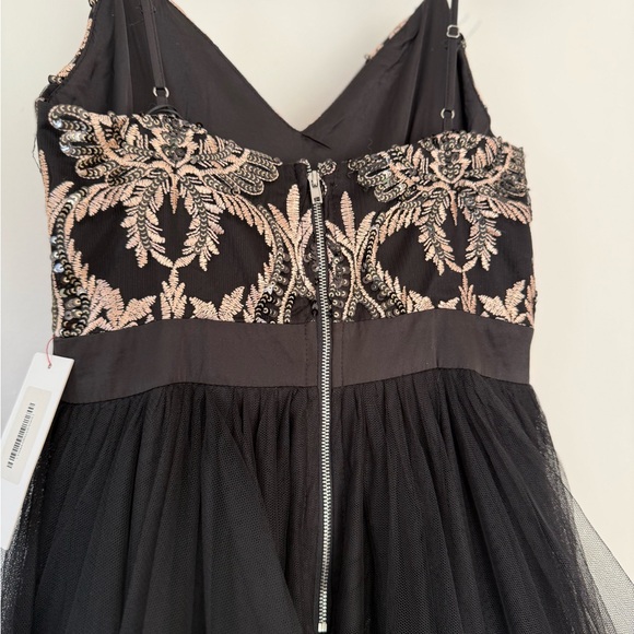 NEW Red Dress Elegant Black and Gold Evening Gown - Picture 7 of 16